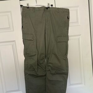 Woman’s olive cargo pants